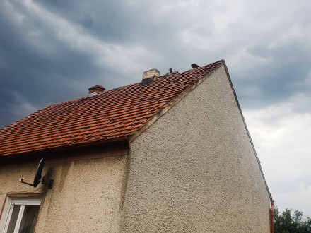 Stare Siołkowice - silny wiatr uszkodził dach
