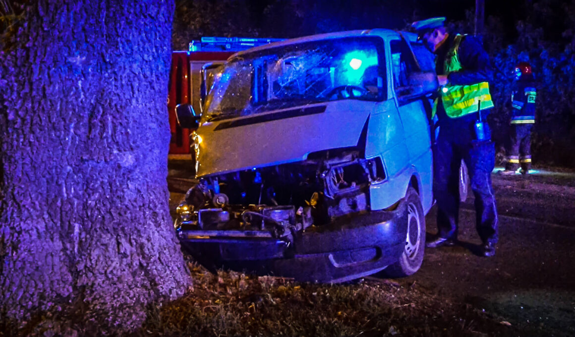 Wypadek w Popielowie. Pijany kierowca zbiegł z miejsca zdarzenia!