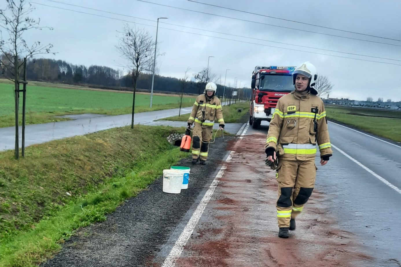 Plama oleju na DW457 - Stare Siołkowice - Chróścice